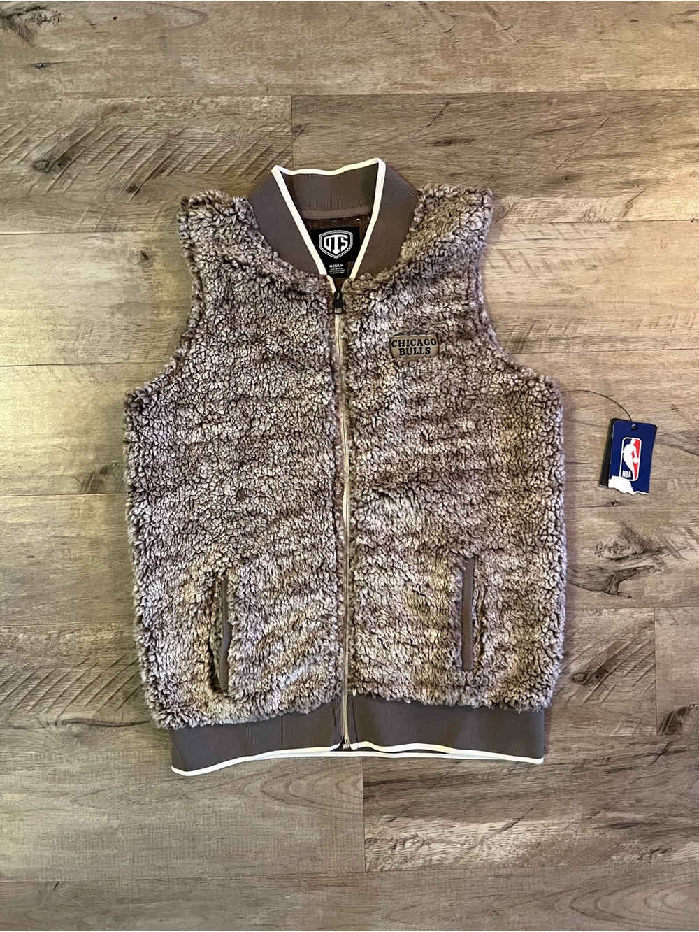NEW NBA Woman's OTS Chicago Bulls Sherpa Full Zip Vest Oatmeal Size Medium